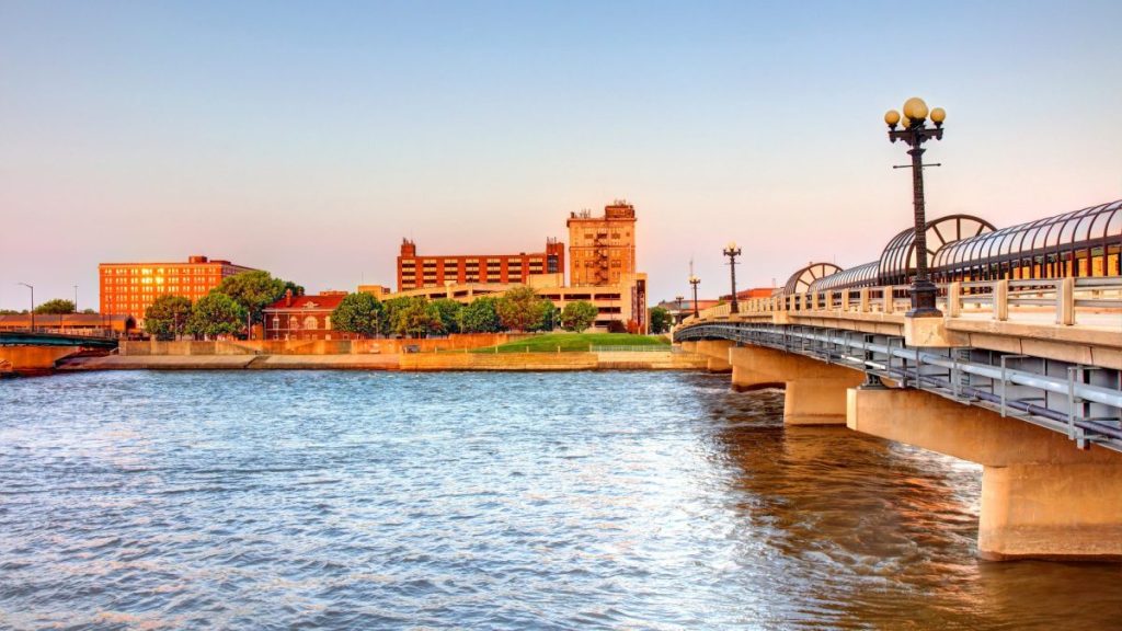 City Guide for Waterloo Iowa, Waterloo Iowa City Guide, EB-3 Visa green card jobs